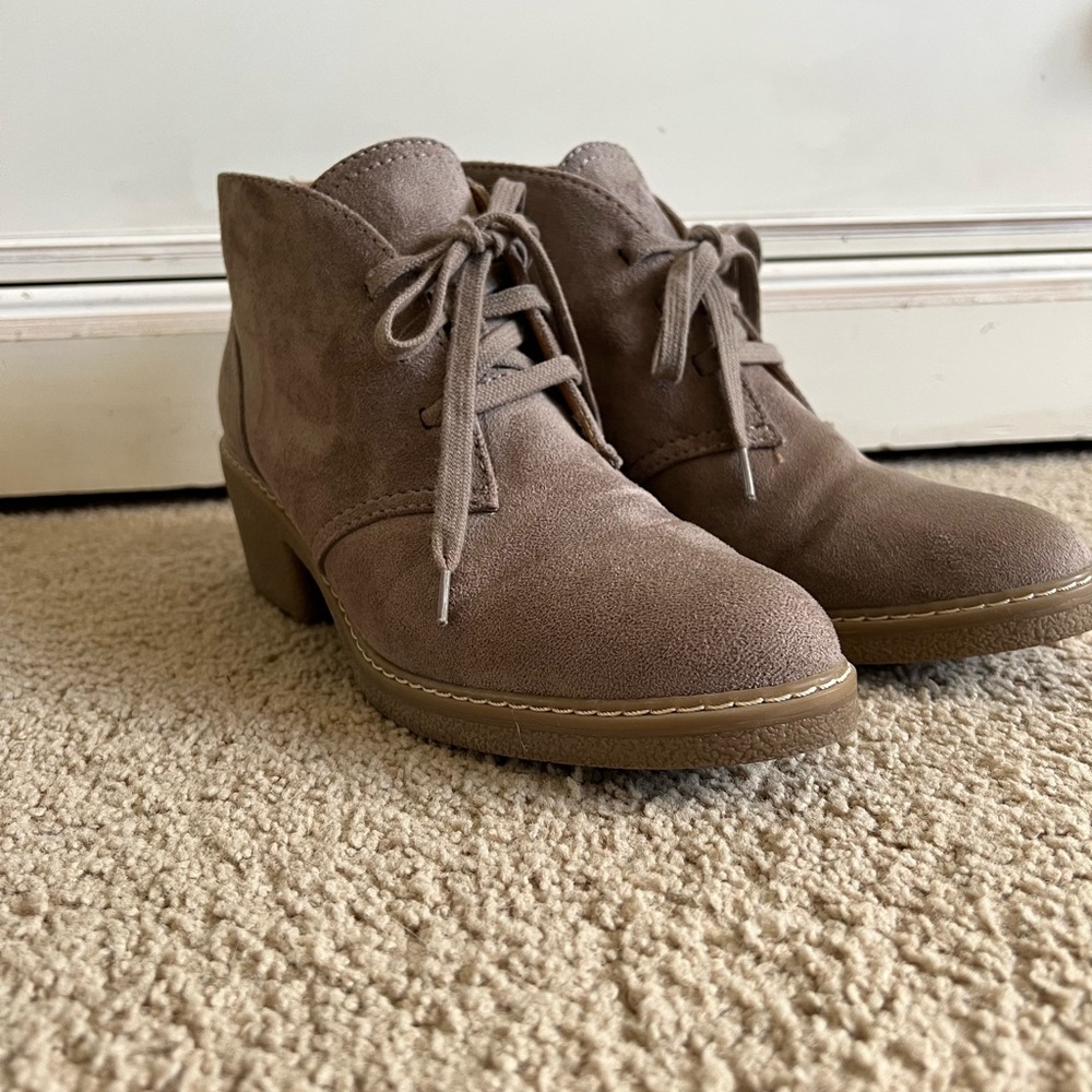 Universal Threads size 9 1/2 boot